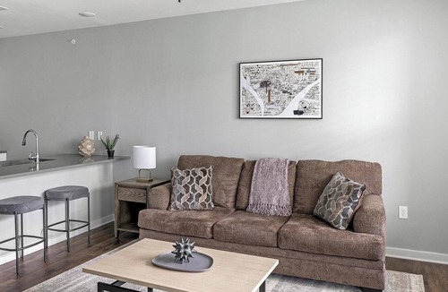 Madison Apartment | Landing | Modern 1BD, Gym, Pool