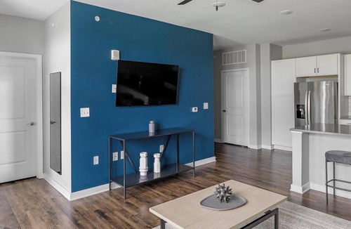 Madison Apartment | Landing | Modern 1BD, Gym, Pool