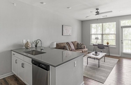 Madison Apartment | Landing | Modern 1BD, Gym, Pool