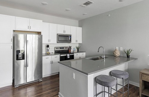 Madison Apartment | Landing | Modern 1BD, Gym, Pool