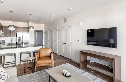 Madison Apartment | Landing | Modern 1BD, Gym, Pool