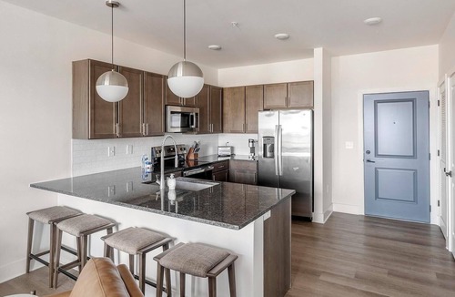 Madison Apartment | Landing | Modern 1BD, Gym, Pool