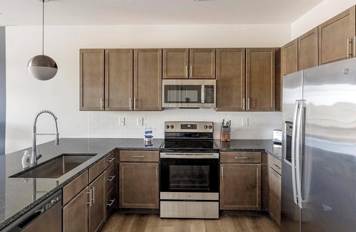 Madison Apartment | Landing | Modern 1BD, Gym, Pool