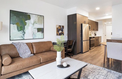 Crown Hill Apartment | Landing | Modern 1BD, Gym
