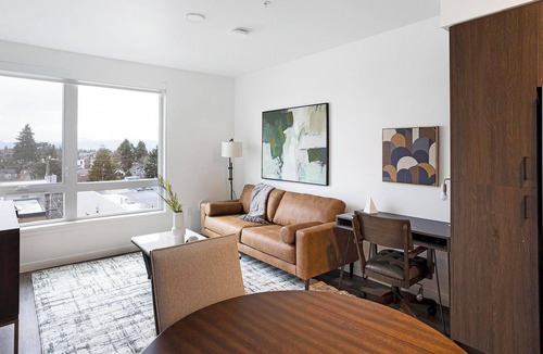 Crown Hill Apartment | Landing | Modern 1BD, Gym