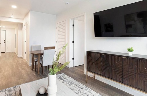 Crown Hill Apartment | Landing | Modern 1BD, Gym
