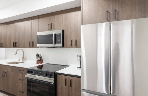 Crown Hill Apartment | Landing | Modern 1BD, Gym