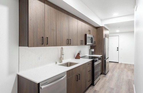 Crown Hill Apartment | Landing | Modern 1BD, Gym