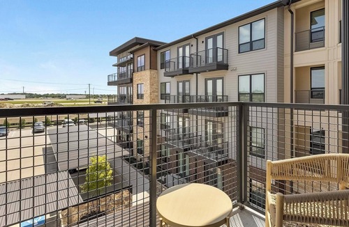 Anna Apartment | Landing | Modern 1BD, Gym, Yoga Studio