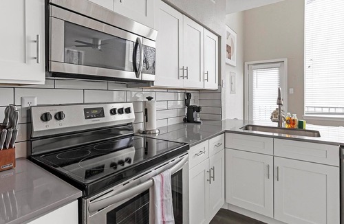 Fort Worth Apartment | Landing | Modern 1BD, Pool, Courtyard