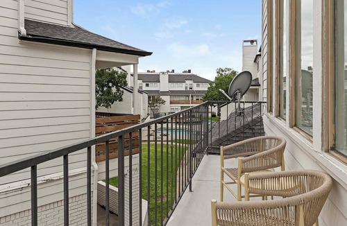 Fort Worth Apartment | Landing | Modern 1BD, Pool, Courtyard