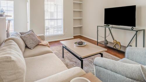 Southbelt/Ellington Apartment | Landing Modern 1BD Pool Game Room