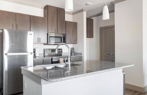 Manor Apartment | Landing | Modern 1BD, Pool, Gym