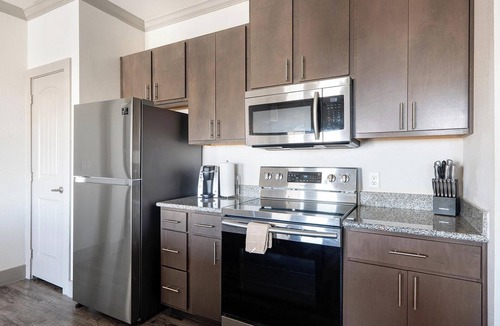 Manor Apartment | Landing | Modern 1BD, Pool, Gym