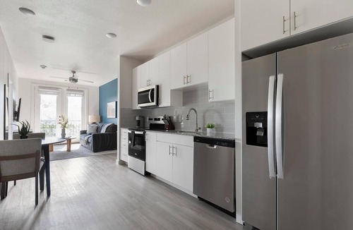 Sweetbriar Apartment | Landing | Modern 1BD, Pool, Gym
