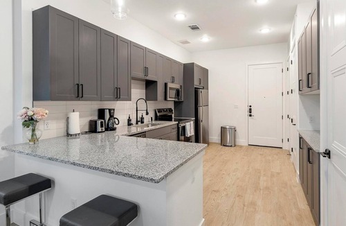 Denton Apartment | Landing | Modern 1BD, Pool, Gym