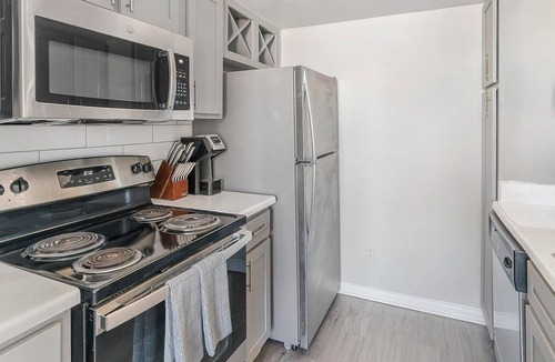 Briarforest Apartment | Landing | Modern 1BD, Pool, Gym