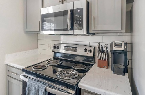 Briarforest Apartment | Landing | Modern 1BD, Pool, Gym