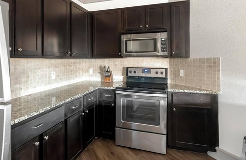 George Bush Park/Eldridge Apartment | Landing | Modern 1BD, Pool, Gym