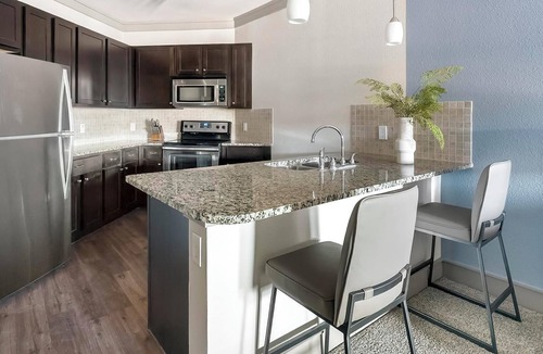 George Bush Park/Eldridge Apartment | Landing | Modern 1BD, Pool, Gym