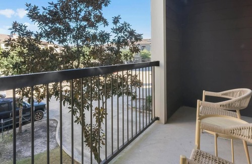George Bush Park/Eldridge Apartment | Landing | Modern 1BD, Pool, Gym