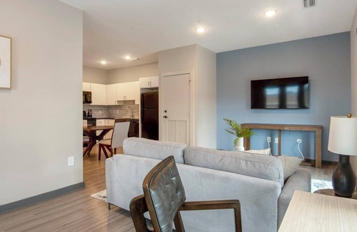 Pinch District Apartment | Landing | Modern 1BD, Pool, Rooftop Lounge