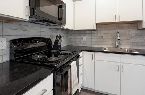 Pinch District Apartment | Landing | Modern 1BD, Pool, Rooftop Lounge