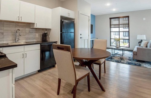Pinch District Apartment | Landing | Modern 1BD, Pool, Rooftop Lounge