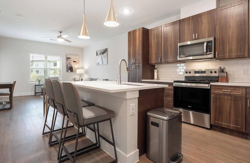 Seguin Apartment | Landing | Modern 1BD, Pool, Gym