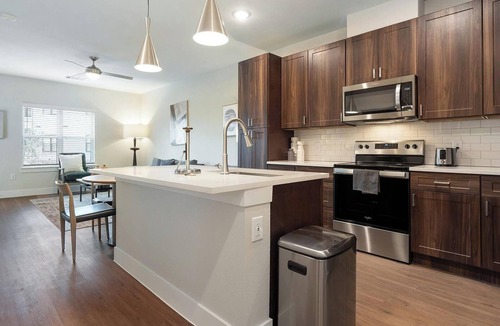 Seguin Apartment | Landing | Modern 1BD, Pool, Gym
