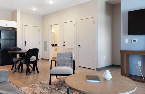 Pinch District Apartment | Landing | Modern 1BD, Rooftop Lounge, Yoga Studio