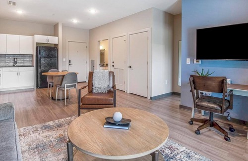 Pinch District Apartment | Landing | Modern 1BD, Rooftop Lounge, Pool