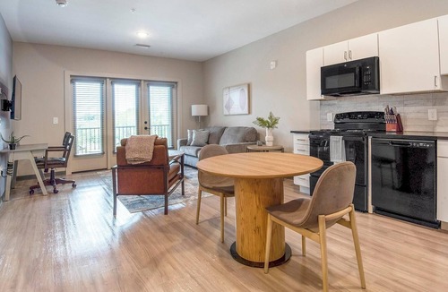 Pinch District Apartment | Landing | Modern 1BD, Rooftop Lounge, Pool