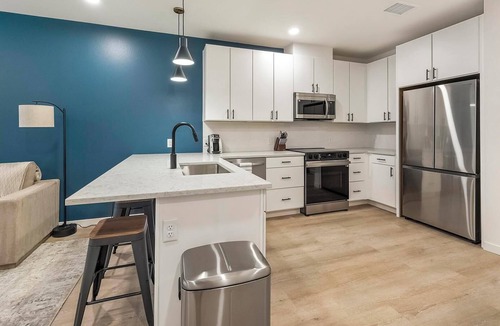 Civic Center Apartment | Landing | Modern 1BD, Rooftop Lounge, Gym
