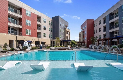 Chesterfield Apartment | Landing | Modern 1BD, Gym, Courtyard