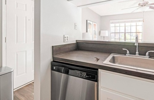 Sunbeam Apartment | Landing | Modern 1BD, Gym, Courtyard