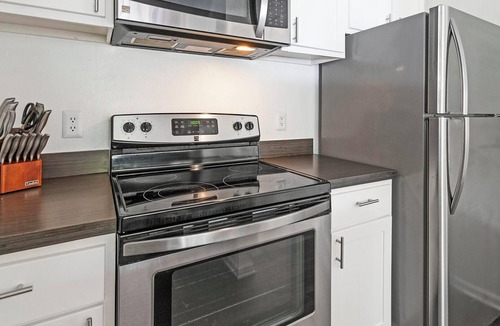Sunbeam Apartment | Landing | Modern 1BD, Gym, Courtyard
