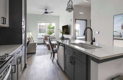 Southbank Apartment | Landing | Modern 1BD, Gym, Rooftop Lounge