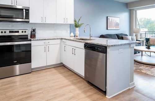 North Kansas City Apartment | Landing | Modern 1BD, Courtyard, Pool