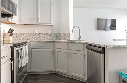 Stone Oak Apartment | Landing | Modern 1BD, Gym