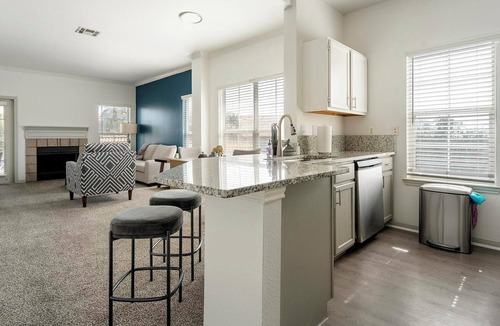 Stone Oak Apartment | Landing | Modern 1BD, Gym