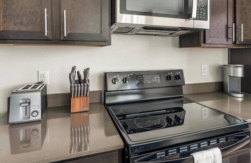 Spring Apartment | Landing | Modern 2BD, Gym