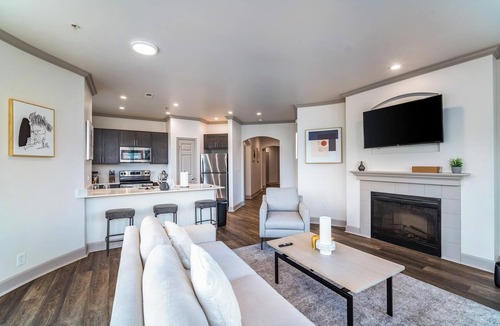 Corryville Apartment | Landing | Modern 2BD, Clubhouse, Pool