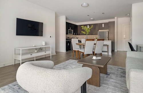 Schaumburg Apartment | Landing | Modern 2BD, Clubhouse, Gym
