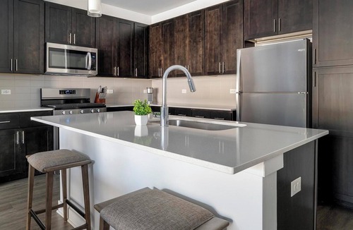 Schaumburg Apartment | Landing | Modern 2BD, Clubhouse, Gym