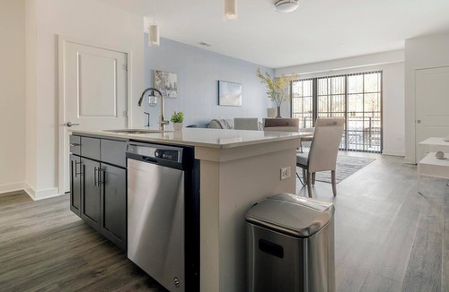 Schaumburg Apartment | Landing | Modern 2BD, Clubhouse, Gym