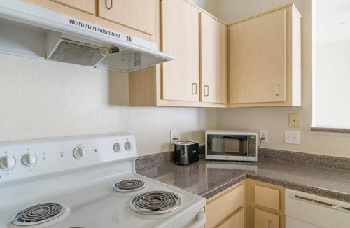 Southbelt/Ellington Apartment | Landing | Modern 2BD, Clubhouse, Gym