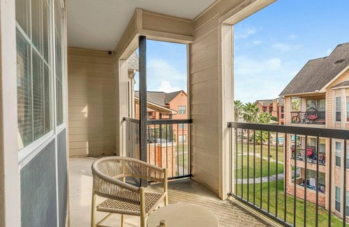 Southbelt/Ellington Apartment | Landing | Modern 2BD, Clubhouse, Gym
