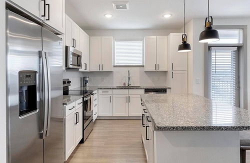 Weston Apartment | Landing | Modern 2BD, Clubhouse, Gym