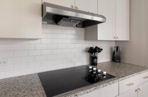 Addicks Apartment | Landing | Modern 2BD, Courtyard, Gym
